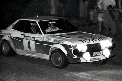Ove Andersson - Henry Liddon
11º Rallye de Portugal Vinho do Porto 1977. Toyota Celica RA21 (BYC-884). Clasificado 3º.

Del 1 al 6 de Marzo, Estoril.
Superficie: asfalto - tierra.

El Rally tenia un total de 2458 km de los que 580 km divididos en 46 tramos eran especiales, (2 de ellas fueron canceladas SS18 Sao Lourenco da Montaria de 27 Km y SS 24 Carvalhas de 6 Km).

Tomaron la salida 103 equipos, finalizaron 27.@
Palabras clave: Ove_Andersson;Toyota;Celica;1977;Portugal