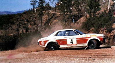 Ove Andersson - Henry Liddon
11º Rallye de Portugal Vinho do Porto 1977. Toyota Celica RA21 (BYC-884). Clasificado 3º.

Del 1 al 6 de Marzo, Estoril.
Superficie: asfalto - tierra.

El Rally tenia un total de 2458 km de los que 580 km divididos en 46 tramos eran especiales, (2 de ellas fueron canceladas SS18 Sao Lourenco da Montaria de 27 Km y SS 24 Carvalhas de 6 Km).

Tomaron la salida 103 equipos, finalizaron 27.@
Palabras clave: Ove_Andersson;Toyota;Celica;1977;Portugal