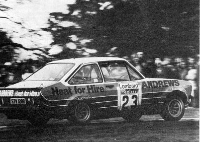 Russell Brookes - John Brown
26º Lombard RAC Rally 1977. Ford Escort RS1800 MKII (STW 129R). Clasificado 3º.

Del 20 al 24 de Noviembre, London, York, Inglaterra.
Superficie: tierra - asfalto.

El Rally tenia un total de 3069 km de los que 674.45 km divididos en 69 tramos eran especiales, (2 de ellas fueron canceladas SS54 Cardrona de 9,66 Km y SS56 Elibank de 6,44 Km).

Tomaron la salida 182 equipos, finalizaron 67.@
Palabras clave: ;Ford;Escort;MKII;MKII;Gran_Bretaña;RAC_Rally;1977;Inglaterra