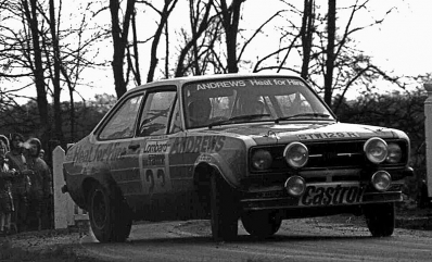 Russell Brookes - John Brown
26º Lombard RAC Rally 1977. Ford Escort RS1800 MKII (STW 129R). Clasificado 3º.

Del 20 al 24 de Noviembre, London, York, Inglaterra.
Superficie: tierra - asfalto.

El Rally tenia un total de 3069 km de los que 674.45 km divididos en 69 tramos eran especiales, (2 de ellas fueron canceladas SS54 Cardrona de 9,66 Km y SS56 Elibank de 6,44 Km).

Tomaron la salida 182 equipos, finalizaron 67.@
Palabras clave: ;Ford;Escort;MKII;MKII;Gran_Bretaña;RAC_Rally;1977;Inglaterra