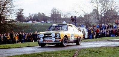 Russell Brookes - John Brown
26º Lombard RAC Rally 1977. Ford Escort RS1800 MKII (STW 129R). Clasificado 3º.

Del 20 al 24 de Noviembre, London, York, Inglaterra.
Superficie: tierra - asfalto.

El Rally tenia un total de 3069 km de los que 674.45 km divididos en 69 tramos eran especiales, (2 de ellas fueron canceladas SS54 Cardrona de 9,66 Km y SS56 Elibank de 6,44 Km).

Tomaron la salida 182 equipos, finalizaron 67.@
Palabras clave: ;Ford;Escort;MKII;MKII;Gran_Bretaña;RAC_Rally;1977;Inglaterra