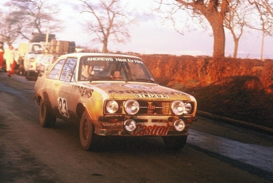 Russell Brookes - John Brown
26º Lombard RAC Rally 1977. Ford Escort RS1800 MKII (STW 129R). Clasificado 3º.

Del 20 al 24 de Noviembre, London, York, Inglaterra.
Superficie: tierra - asfalto.

El Rally tenia un total de 3069 km de los que 674.45 km divididos en 69 tramos eran especiales, (2 de ellas fueron canceladas SS54 Cardrona de 9,66 Km y SS56 Elibank de 6,44 Km).

Tomaron la salida 182 equipos, finalizaron 67.@
Palabras clave: ;Ford;Escort;MKII;MKII;Gran_Bretaña;RAC_Rally;1977;Inglaterra