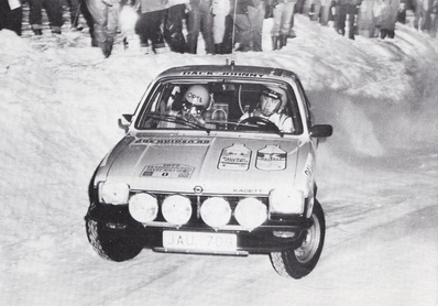 Anders Kulläng - Bruno Berglund
27º Internacional Suecia Rally 1977. Opel Kadett GT/E (JAU 708). Clasificado 3º.

Del 11 al 13 de Febrero, Karlstad.
Superficie: nieve - hielo

El Rally tenia un total de 1522.00 km de los que 736.20 km eran de tramos especiales.

Tomaron la salida 175 equipos, finalizaron 37.@
Palabras clave: ;Opel;Kadett;Suecia;1977;nieve