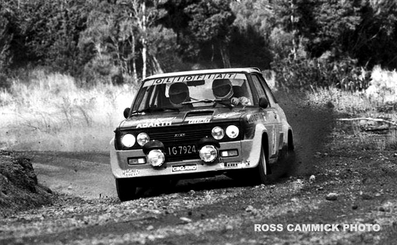 Markku Alen - Ilkka Kivimaki
8º South Pacific Rally - New Zealand 1977. Fiat 131 Abarth. Clasificado 3º.

Del 1 al 7 de Mayo, Wellington, Auckland, Nueva Zelanda.

El Rally tenia un total de 3841.36 Km de los que 2211.06 Km divididos en 74 tramos eran especiales.

Se inscribieron 102 equipos, tomaron la salida 100, finalizaron 35.@
Palabras clave: Markku_Alen;Fiat;Abarth;Nueva_Zelanda;1977