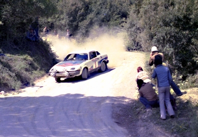 Anthony (Tony) Pond - Fred Gallagher
10º Rallye dell'Isola d'Elba 1977. Triumph TR7 (OOE 938R). Clasificado 3º.

Del 21 al 23 de Abril, Portoferraio.
Superficie: asfalto - tierra.

El Rally constaba de 2 etapas y un total de 730.00 km de los que 474.80 km divididos en 38 tramos eran especiales.

Tomaron la salida 162 equipos, finalizaron 60.@
Palabras clave: Tony_Pond;Elba;Triumph;1977