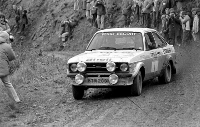 Roger Clark - Stuart Pegg
26º Lombard RAC Rally 1977. Ford Escort RS1800 MKII (STW 200R). Clasificado 4º.

Del 20 al 24 de Noviembre, London, York, Inglaterra.
Superficie: tierra - asfalto.

El Rally tenia un total de 3069 km de los que 674.45 km divididos en 69 tramos eran especiales, (2 de ellas fueron canceladas SS54 Cardrona de 9,66 Km y SS56 Elibank de 6,44 Km).

Tomaron la salida 182 equipos, finalizaron 67.@

Palabras clave: Roger_Clark;ord;Escort;RS;MKII;Gran_Bretaña;1977;RAC_Rally;