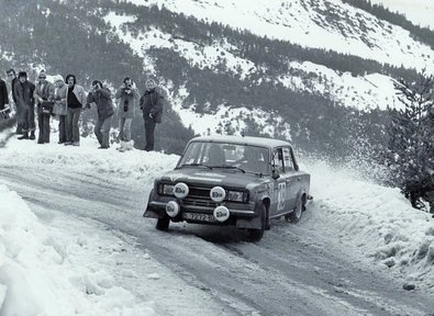 Salvador Cañellas - Daniel Ferrater
45º Rallye Automobile de Monte-Carlo 1977. Seat 124D Especial 1800 (B-7272-BZ). Clasificado 4º.

Del 22 al 28 de Enero, Monte-Carlo .
Superficie: asfalto - nieve.

El Rally tenia un total de 4800 km de los que 540.50 km divididos en 27 tramos eran especiales (una de ellas fue cancelada SS2 Col de Fontbelle de 35.00 Km).

Se inscribieron 217 equipos, tomaron la salida 198, finalizaron 118 en lista, llegaron 47 en meta.

Foto 3 de 3
@
Palabras clave: Salvador_Cañellas;Daniel_Ferrater;Seat;Especial;Montecarlo;1977;nieve