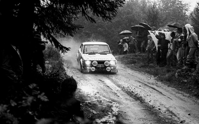 Markku Saaristo - Timo Alanen
27º 1000 Lakes Rally 1977. Toyota Corolla. Claificado 4º.
El Rally tenia un total de 1484 km de los que 450 km divididos en 46 tramos, eran especiales, (una de ellas fue cancelada SS14 Vaarinmaja).
Se inscribieron 102 participantes, tomaron la salida 99, finalizaron 44.@
Palabras clave: Toyota_Corolla;Finlandia;1977