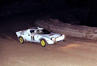 Antonio (Tony) Carello - Maurizio Perissinot
21º Tour de Corse 1977. Lancia Stratos HF (TO L64137). Clasificado 4º.

Del 5 al 6 de Noviembre, Ajaccio, Córcega; Francia.
Superficie: asfalto.

El Rally tenia un total de 1350 km de los que 645.80 km divididos en 13 tramos eran especiales.

1ª ETAPA
SS1 Tavera - Bastelica 17.10 km
SS2 Coti - Chiavari 14.80 km
SS3 Acqua d'Oria - Stiliccione 16.50 km
SS4 Muratello - Orone 21.60 kM
SS5 Quenza - Prunelli 131.30 km
SS6 Kamiesh - Zonza 38.50 km
SS7 Olivese - Bains de Guitera 10.10 km
Total etapal 249.90 km

2ª ETAPA
SS8 Palneca - Ghisoni 34.70 km
SS9 St Antoine - Pont St Laurent 97.60 km
SS10 Ponte Nuovo - Teddia 97.40 km
SS11 Talasani - La Porta 24.90 km
SS12 Casta - Pietra Moneta 17.00 km
SS13 Calvi - Vico 124.30 km

Total etapal 395.90 km
Total evento 645.80 km

Se inscribieron 134 equipos, tomaron la salida 120, finalizaron 32.
@
Palabras clave: Tony_Carello;Lancia;Stratos;Corcega;1977;Corse