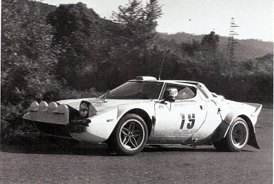 Antonio (Tony) Carello - Maurizio Perissinot
21º Tour de Corse 1977. Lancia Stratos HF (TO L64137). Clasificado 4º.

Del 5 al 6 de Noviembre, Ajaccio, Córcega; Francia.
Superficie: asfalto.

El Rally tenia un total de 1350 km de los que 645.80 km divididos en 13 tramos eran especiales.

1ª ETAPA
SS1 Tavera - Bastelica 17.10 km
SS2 Coti - Chiavari 14.80 km
SS3 Acqua d'Oria - Stiliccione 16.50 km
SS4 Muratello - Orone 21.60 kM
SS5 Quenza - Prunelli 131.30 km
SS6 Kamiesh - Zonza 38.50 km
SS7 Olivese - Bains de Guitera 10.10 km
Total etapal 249.90 km

2ª ETAPA
SS8 Palneca - Ghisoni 34.70 km
SS9 St Antoine - Pont St Laurent 97.60 km
SS10 Ponte Nuovo - Teddia 97.40 km
SS11 Talasani - La Porta 24.90 km
SS12 Casta - Pietra Moneta 17.00 km
SS13 Calvi - Vico 124.30 km

Total etapal 395.90 km
Total evento 645.80 km

Se inscribieron 134 equipos, tomaron la salida 120, finalizaron 32.
@
Palabras clave: Tony_Carello;Lancia;Stratos;Corcega;1977;Corse
