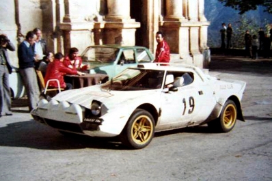 Antonio (Tony) Carello - Maurizio Perissinot
21º Tour de Corse 1977. Lancia Stratos HF (TO L64137). Clasificado 4º.

Del 5 al 6 de Noviembre, Ajaccio, Córcega; Francia.
Superficie: asfalto.

El Rally tenia un total de 1350 km de los que 645.80 km divididos en 13 tramos eran especiales.

1ª ETAPA
SS1 Tavera - Bastelica 17.10 km
SS2 Coti - Chiavari 14.80 km
SS3 Acqua d'Oria - Stiliccione 16.50 km
SS4 Muratello - Orone 21.60 kM
SS5 Quenza - Prunelli 131.30 km
SS6 Kamiesh - Zonza 38.50 km
SS7 Olivese - Bains de Guitera 10.10 km
Total etapal 249.90 km

2ª ETAPA
SS8 Palneca - Ghisoni 34.70 km
SS9 St Antoine - Pont St Laurent 97.60 km
SS10 Ponte Nuovo - Teddia 97.40 km
SS11 Talasani - La Porta 24.90 km
SS12 Casta - Pietra Moneta 17.00 km
SS13 Calvi - Vico 124.30 km

Total etapal 395.90 km
Total evento 645.80 km

Se inscribieron 134 equipos, tomaron la salida 120, finalizaron 32.
@
Palabras clave: Tony_Carello;Lancia;Stratos;Corcega;1977;Corse