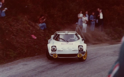 Antonio (Tony) Carello - Maurizio Perissinot
21º Tour de Corse 1977. Lancia Stratos HF (TO L64137). Clasificado 4º.

Del 5 al 6 de Noviembre, Ajaccio, Córcega; Francia.
Superficie: asfalto.

El Rally tenia un total de 1350 km de los que 645.80 km divididos en 13 tramos eran especiales.

1ª ETAPA
SS1 Tavera - Bastelica 17.10 km
SS2 Coti - Chiavari 14.80 km
SS3 Acqua d'Oria - Stiliccione 16.50 km
SS4 Muratello - Orone 21.60 kM
SS5 Quenza - Prunelli 131.30 km
SS6 Kamiesh - Zonza 38.50 km
SS7 Olivese - Bains de Guitera 10.10 km
Total etapal 249.90 km

2ª ETAPA
SS8 Palneca - Ghisoni 34.70 km
SS9 St Antoine - Pont St Laurent 97.60 km
SS10 Ponte Nuovo - Teddia 97.40 km
SS11 Talasani - La Porta 24.90 km
SS12 Casta - Pietra Moneta 17.00 km
SS13 Calvi - Vico 124.30 km

Total etapal 395.90 km
Total evento 645.80 km

Se inscribieron 134 equipos, tomaron la salida 120, finalizaron 32.
@
Palabras clave: Tony_Carello;Lancia;Stratos;Corcega;1977;Corse