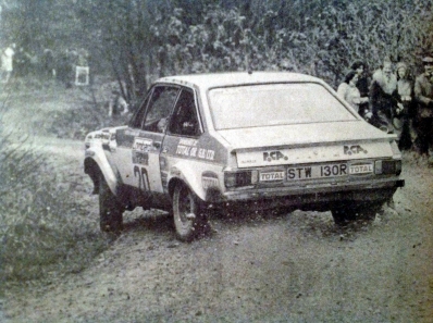 Kyosti Hamalainen - Howard Scott
26º Lombard RAC Rally 1977. Ford Escort RS 1800 MkII (STW 130R). Clasificado 6º.

Del 20 al 24 de Noviembre, London, York, Inglaterra.
Superficie: tierra - asfalto.

El Rally tenia un total de 3069 km de los que 674.45 km divididos en 69 tramos eran especiales, (2 de ellas fueron canceladas SS54 Cardrona de 9,66 Km y SS56 Elibank de 6,44 Km).

Tomaron la salida 182 equipos, finalizaron 67.@
Palabras clave: ;Ford;Escort;RS;MKII;Gran_Bretaña;1977;RAC_Rally;MKII