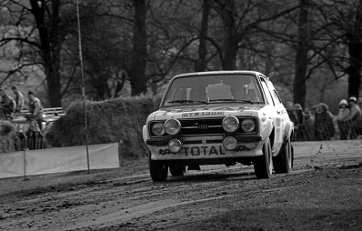 Kyosti Hamalainen - Howard Scott
26º Lombard RAC Rally 1977. Ford Escort RS 1800 MkII (STW 130R). Clasificado 6º.

Del 20 al 24 de Noviembre, London, York, Inglaterra.
Superficie: tierra - asfalto.

El Rally tenia un total de 3069 km de los que 674.45 km divididos en 69 tramos eran especiales, (2 de ellas fueron canceladas SS54 Cardrona de 9,66 Km y SS56 Elibank de 6,44 Km).

Tomaron la salida 182 equipos, finalizaron 67.@
Palabras clave: ;Ford;Escort;RS;MKII;Gran_Bretaña;1977;RAC_Rally;MKII