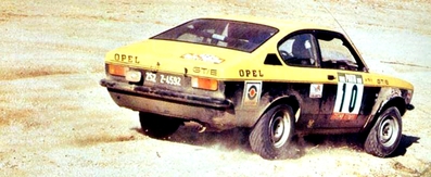 Manuel Queirós Pereira (Mêquêpê) - Miguel Vilar
11º Rallye de Portugal Vinho do Porto 1977. Opel Kadett GT/E. (252 Z-4592). Clasificado 6º.

Del 1 al 6 de Marzo, Estoril.
Superficie: asfalto - tierra.

El Rally tenia un total de 2458 km de los que 580 km divididos en 46 tramos, eran especiales, (2 de ellas fueron canceladas SS18 Sao Lourenco da Montaria de 27 Km y SS 24 Carvalhas de 6 Km).

Tomaron la salida 103 equipos, finalizaron 27.@
Palabras clave: Opel;Kadett;GT/E;Portugal;1977