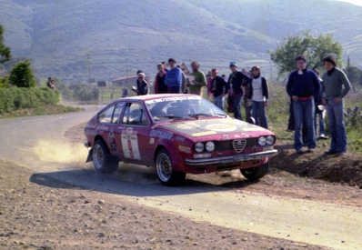 Leo Pittoni (Il Pilota) - Gabriella Zappia
10º Rallye dell'Isola d'Elba 1977. Alfa Romeo Alfetta GTV. Clasificado 7º.

Del 21 al 23 de Abril, Portoferraio.
Superficie: asfalto - tierra.

El Rally constaba de 2 etapas y un total de 730.00 km de los que 474.80 km divididos en 38 tramos eran especiales.

Tomaron la salida 162 equipos, finalizaron 60.@
Palabras clave: Il_Pilota;Elba;Alfa_Romeo;1977
