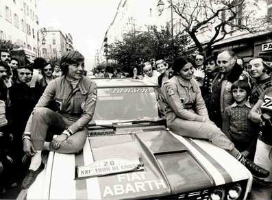 Michèle Mouton - Françoise Conconi
21º Tour de Corse 1977. Fiat 131 Abarth (TO N92971). Clasificada 8º.

Del 5 al 6 de Noviembre, Ajaccio, Córcega; Francia.
Superficie: asfalto.

El Rally tenia un total de 1350 km de los que 645.80 km divididos en 13 tramos eran especiales.

1ª ETAPA
SS1 Tavera - Bastelica 17.10 km
SS2 Coti - Chiavari 14.80 km
SS3 Acqua d'Oria - Stiliccione 16.50 km
SS4 Muratello - Orone 21.60 kM
SS5 Quenza - Prunelli 131.30 km
SS6 Kamiesh - Zonza 38.50 km
SS7 Olivese - Bains de Guitera 10.10 km
Total etapal 249.90 km

2ª ETAPA
SS8 Palneca - Ghisoni 34.70 km
SS9 St Antoine - Pont St Laurent 97.60 km
SS10 Ponte Nuovo - Teddia 97.40 km
SS11 Talasani - La Porta 24.90 km
SS12 Casta - Pietra Moneta 17.00 km
SS13 Calvi - Vico 124.30 km

Total etapal 395.90 km
Total evento 645.80 km

Se inscribieron 134 equipos, tomaron la salida 120, finalizaron 32.
@
Palabras clave: Michele_Mouton;Françoise_Conconi;Corcega;Fiat;Abarth;1977;Corse;Personajes