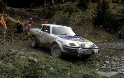 Anthony (Tony) Pond - Fred Gallagher
26º Lombard RAC Rally 1977. Triumph TR7 (OOM 514R). Clasificado 8º.

Del 20 al 24 de Noviembre, London, York, Inglaterra.
Superficie: tierra - asfalto.

El Rally tenia un total de 3069 km de los que 674.45 km divididos en 69 tramos eran especiales, (2 de ellas fueron canceladas SS54 Cardrona de 9,66 Km y SS56 Elibank de 6,44 Km).

Tomaron la salida 182 equipos, finalizaron 67.@
Palabras clave: Tony_Pond;Triumph;TR7;Gran_Bretaña;1977;RAC_Rally;Inglaterra