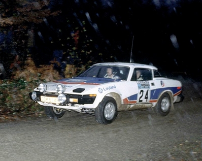 Anthony (Tony) Pond - Fred Gallagher
26º Lombard RAC Rally 1977. Triumph TR7 (OOM 514R). Clasificado 8º.

Del 20 al 24 de Noviembre, London, York, Inglaterra.
Superficie: tierra - asfalto.

El Rally tenia un total de 3069 km de los que 674.45 km divididos en 69 tramos eran especiales, (2 de ellas fueron canceladas SS54 Cardrona de 9,66 Km y SS56 Elibank de 6,44 Km).

Tomaron la salida 182 equipos, finalizaron 67.@
Palabras clave: Tony_Pond;Triumph;TR7;Gran_Bretaña;1977;RAC_Rally;Inglaterra