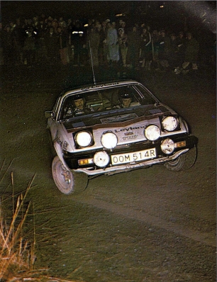 Anthony (Tony) Pond - Fred Gallagher
26º Lombard RAC Rally 1977. Triumph TR7 (OOM 514R). Clasificado 8º.

Del 20 al 24 de Noviembre, London, York, Inglaterra.
Superficie: tierra - asfalto.

El Rally tenia un total de 3069 km de los que 674.45 km divididos en 69 tramos eran especiales, (2 de ellas fueron canceladas SS54 Cardrona de 9,66 Km y SS56 Elibank de 6,44 Km).

Tomaron la salida 182 equipos, finalizaron 67.@
Palabras clave: Tony_Pond;Triumph;TR7;Gran_Bretaña;1977;RAC_Rally;Inglaterra