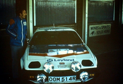 Anthony (Tony) Pond - Fred Gallagher
26º Lombard RAC Rally 1977. Triumph TR7 (OOM 514R). Clasificado 8º.

Del 20 al 24 de Noviembre, London, York, Inglaterra.
Superficie: tierra - asfalto.

El Rally tenia un total de 3069 km de los que 674.45 km divididos en 69 tramos eran especiales, (2 de ellas fueron canceladas SS54 Cardrona de 9,66 Km y SS56 Elibank de 6,44 Km).

Tomaron la salida 182 equipos, finalizaron 67.@
Palabras clave: Tony_Pond;Triumph;TR7;Gran_Bretaña;1977;RAC_Rally;Inglaterra