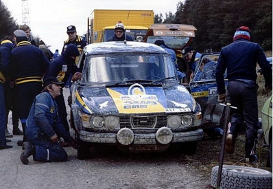 Per Eklund - Bjorn Cederberg
26º Lombard RAC Rally 1977. Saab 99 EMS (HGF 641). Clasificado 9º.

Del 20 al 24 de Noviembre, London, York, Inglaterra.
Superficie: tierra - asfalto.

El Rally tenia un total de 3069 km de los que 674.45 km divididos en 69 tramos eran especiales, (2 de ellas fueron canceladas SS54 Cardrona de 9,66 Km y SS56 Elibank de 6,44 Km).

Tomaron la salida 182 equipos, finalizaron 67.@
Palabras clave: ;Saab;Gran_Bretaña;1977;RAC_Rally;Asistencias;Inglaterra