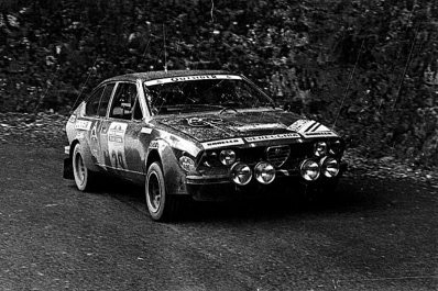 Orlando dall Ava - Alberto Russo
19º Rallye Sanremo 1977. Alfa Romeo Alfetta GT. Clasificado 9º.
Jolly Club

Del 4 al 8 de Octubre, Sanremo, Liguria, Imperia, Italia.
Superficie: asfalto.

El Rally tenia un total de 1608 km de los que 867.35 km divididos en 33 tramos eran especiales, (3 de ellas fueron canceladas SS18 Melogno 2 de 15.30 Km, SS19 Giovetti 2 de 11.50 Km y SS20 Quazzo 2 de 11.90 Km).

Tomaron la salida 133 equipos, finalizaron 38.@
Palabras clave: Alfa_Romeo;Alfetta;Sanremo;1977