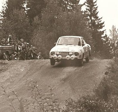 John Haugland - Bruno Berglund
27º Jyväskylän Suurajot - Rally of the 1000 Lakes 1977. Skoda 130 RS. Claificado 10º.

Del 26 al 27 de Agosto, Jyväskylä, Finlandia.
Superficie: tierra.

El Rally tenia un total de 1484 km de los que 452.90 km divididos en 46 tramos eran especiales, (uno de ellos fue cancelado SS14 Vaarinmaja).

Se inscribieron 102 equipos, tomaron la salida 99, finalizaron 44.@
Palabras clave: Bruno_Berglund;Finlandia;Skoda;Saltos;1977