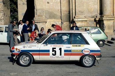 Jean-Claude Lefebvre - Jean Todt
21º Tour de Corse 1977. Peugeot 104 ZS (885 BHJ 75). Clasificado 10º.

Del 5 al 6 de Noviembre, Ajaccio, Córcega; Francia.
Superficie: asfalto.

El Rally tenia un total de 1350 km de los que 645.80 km divididos en 13 tramos eran especiales.

1ª ETAPA
SS1 Tavera - Bastelica 17.10 km
SS2 Coti - Chiavari 14.80 km
SS3 Acqua d'Oria - Stiliccione 16.50 km
SS4 Muratello - Orone 21.60 kM
SS5 Quenza - Prunelli 131.30 km
SS6 Kamiesh - Zonza 38.50 km
SS7 Olivese - Bains de Guitera 10.10 km
Total etapal 249.90 km

2ª ETAPA
SS8 Palneca - Ghisoni 34.70 km
SS9 St Antoine - Pont St Laurent 97.60 km
SS10 Ponte Nuovo - Teddia 97.40 km
SS11 Talasani - La Porta 24.90 km
SS12 Casta - Pietra Moneta 17.00 km
SS13 Calvi - Vico 124.30 km

Total etapal 395.90 km
Total evento 645.80 km

Se inscribieron 134 equipos, tomaron la salida 120, finalizaron 32.
@
Palabras clave: Jean_Todt;Peugeot;Corse;Corcega;1977