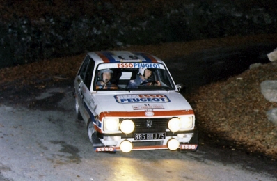 Jean-Claude Lefebvre - Jean Todt
21º Tour de Corse 1977. Peugeot 104 ZS (885 BHJ 75). Clasificado 10º.

Del 5 al 6 de Noviembre, Ajaccio, Córcega; Francia.
Superficie: asfalto.

El Rally tenia un total de 1350 km de los que 645.80 km divididos en 13 tramos eran especiales.

1ª ETAPA
SS1 Tavera - Bastelica 17.10 km
SS2 Coti - Chiavari 14.80 km
SS3 Acqua d'Oria - Stiliccione 16.50 km
SS4 Muratello - Orone 21.60 kM
SS5 Quenza - Prunelli 131.30 km
SS6 Kamiesh - Zonza 38.50 km
SS7 Olivese - Bains de Guitera 10.10 km
Total etapal 249.90 km

2ª ETAPA
SS8 Palneca - Ghisoni 34.70 km
SS9 St Antoine - Pont St Laurent 97.60 km
SS10 Ponte Nuovo - Teddia 97.40 km
SS11 Talasani - La Porta 24.90 km
SS12 Casta - Pietra Moneta 17.00 km
SS13 Calvi - Vico 124.30 km

Total etapal 395.90 km
Total evento 645.80 km

Se inscribieron 134 equipos, tomaron la salida 120, finalizaron 32.
@
Palabras clave: Jean_Todt;Peugeot;Corse;Corcega;1977