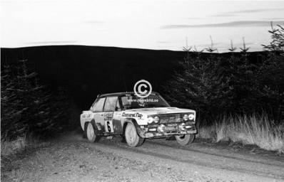 Timo Makinen - Henry Liddon
26º Lombard RAC Rally 1977. Fiat 131 Abarth (TO N94415). Clasificado 11º.

Del 20 al 24 de Noviembre, London, York, Inglaterra.
Superficie: tierra - asfalto.

El Rally tenia un total de 3069 km de los que 674.45 km divididos en 69 tramos eran especiales, (2 de ellas fueron canceladas SS54 Cardrona de 9,66 Km y SS56 Elibank de 6,44 Km).

Tomaron la salida 182 equipos, finalizaron 67.@
Palabras clave: Timo_Makinen;Fiat;Abarth;Gran_Bretaña;1977;RAC_Rally;Inglaterra