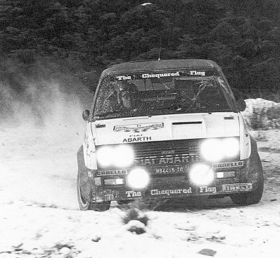 Timo Makinen - Henry Liddon
26º Lombard RAC Rally 1977. Fiat 131 Abarth (TO N94415). Clasificado 11º.

Del 20 al 24 de Noviembre, London, York, Inglaterra.
Superficie: tierra - asfalto.

El Rally tenia un total de 3069 km de los que 674.45 km divididos en 69 tramos eran especiales, (2 de ellas fueron canceladas SS54 Cardrona de 9,66 Km y SS56 Elibank de 6,44 Km).

Tomaron la salida 182 equipos, finalizaron 67.@
Palabras clave: Timo_Makinen;Fiat;Abarth;Gran_Bretaña;1977;RAC_Rally;Nieve;Inglaterra