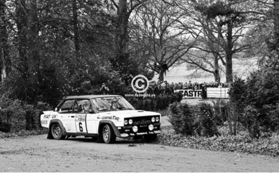 Timo Makinen - Henry Liddon
26º Lombard RAC Rally 1977. Fiat 131 Abarth (TO N94415). Clasificado 11º.

Del 20 al 24 de Noviembre, London, York, Inglaterra.
Superficie: tierra - asfalto.

El Rally tenia un total de 3069 km de los que 674.45 km divididos en 69 tramos eran especiales, (2 de ellas fueron canceladas SS54 Cardrona de 9,66 Km y SS56 Elibank de 6,44 Km).

Tomaron la salida 182 equipos, finalizaron 67.@
Palabras clave: Timo_Makinen;Fiat;Abarth;Gran_Bretaña;1977;RAC_Rally;Inglaterra