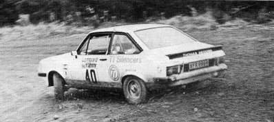 Graham Elsmore - Stuart Harrold
26º Lombard RAC Rally 1977. Ford Escort RS 2000. Clasificado 13º.

Del 20 al 24 de Noviembre, London, York, Inglaterra.
Superficie: asfalto / tierra.

El Rally tenia un total de 3069 km de los que 674.45 km divididos en 69 tramos, eran especiales, (2 de ellas fueron canceladas SS54 Cardrona de 9,66 Km).

Tomaron la salida 180 equipos, finalizaron 67.@
Palabras clave: Ford;Escort;Gran_Bretaña;1977;RAC_Rally