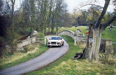Per-Inge Walfridsson - John Jensen
26º Lombard RAC Rally 1977. Toyota Celica RA21 (BYC-884). Clasificado 14º.

Del 20 al 24 de Noviembre, London, York, Inglaterra.
Superficie: tierra - asfalto.

El Rally tenia un total de 3069 km de los que 674.45 km divididos en 69 tramos eran especiales, (2 de ellas fueron canceladas SS54 Cardrona de 9,66 Km y SS56 Elibank de 6,44 Km).

Tomaron la salida 182 equipos, finalizaron 67.@
Palabras clave: Toyota;Celica;Gran_Bretaña;1977;RAC_Rally;Inglaterra