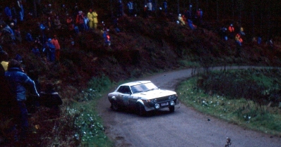 Per-Inge Walfridsson - John Jensen
26º Lombard RAC Rally 1977. Toyota Celica RA21 (BYC-884). Clasificado 14º.

Del 20 al 24 de Noviembre, London, York, Inglaterra.
Superficie: tierra - asfalto.

El Rally tenia un total de 3069 km de los que 674.45 km divididos en 69 tramos eran especiales, (2 de ellas fueron canceladas SS54 Cardrona de 9,66 Km y SS56 Elibank de 6,44 Km).

Tomaron la salida 182 equipos, finalizaron 67.@
Palabras clave: Toyota;Celica;Gran_Bretaña;1977;RAC_Rally;Inglaterra