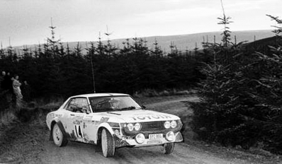 Per-Inge Walfridsson - John Jensen
26º Lombard RAC Rally 1977. Toyota Celica RA21 (BYC-884). Clasificado 14º.

Del 20 al 24 de Noviembre, London, York, Inglaterra.
Superficie: tierra - asfalto.

El Rally tenia un total de 3069 km de los que 674.45 km divididos en 69 tramos eran especiales, (2 de ellas fueron canceladas SS54 Cardrona de 9,66 Km y SS56 Elibank de 6,44 Km).

Tomaron la salida 182 equipos, finalizaron 67.@
Palabras clave: Toyota;Celica;Gran_Bretaña;1977;RAC_Rally;Inglaterra