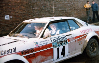 Per-Inge Walfridsson - John Jensen
26º Lombard RAC Rally 1977. Toyota Celica RA21 (BYC-884). Clasificado 14º.

Del 20 al 24 de Noviembre, London, York, Inglaterra.
Superficie: tierra - asfalto.

El Rally tenia un total de 3069 km de los que 674.45 km divididos en 69 tramos eran especiales, (2 de ellas fueron canceladas SS54 Cardrona de 9,66 Km y SS56 Elibank de 6,44 Km).

Tomaron la salida 182 equipos, finalizaron 67.@
Palabras clave: Toyota;Celica;Gran_Bretaña;1977;RAC_Rally;Inglaterra