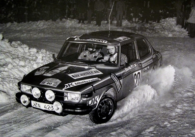 Anders Tunemar - Anders Bonnevier
27º International Suecia Rally 1977. Saab 99 EMS (JZN 423). Clasificado 17º.

Del 11 al 13 de Febrero, Karlstad.
Superficie: nieve - hielo

El Rally tenia un total de 1522.00 km de los que 736.20 km eran de tramos especiales.

Tomaron la salida 175 equipos, finalizaron 37.@
Palabras clave: Saab;Suecia;1977;Nieve