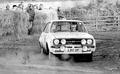David Thompson - Alan Greenwood
26º Lombard RAC Rally 1977. Ford Escort RS1800 MKII (LB0 2P). Clasificado 19º.

Del 20 al 24 de Noviembre, London, York, Inglaterra.
Superficie: tierra - asfalto.

El Rally tenia un total de 3069 km de los que 674.45 km divididos en 69 tramos eran especiales, (2 de ellas fueron canceladas SS54 Cardrona de 9,66 Km y SS56 Elibank de 6,44 Km).

Tomaron la salida 182 equipos, finalizaron 67.@
Palabras clave: Ford;Escort;MKII;MKII;RAC_Rally;Gran_Bretaña;1977;Inglaterra