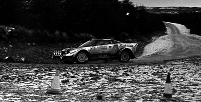 Sandro Munari - Piero Sodano
26º Lombard RAC Rally 1977. Lancia Stratos HF (TO N14328). Clasificado 25º.

Del 20 al 24 de Noviembre, London, York, Inglaterra.
Superficie: tierra - asfalto.

El Rally tenia un total de 3069 km de los que 674.45 km divididos en 69 tramos eran especiales, (2 de ellas fueron canceladas SS54 Cardrona de 9,66 Km y SS56 Elibank de 6,44 Km).

Tomaron la salida 182 equipos, finalizaron 67.@
Palabras clave: Sandro_Munari;Lancia;Stratos;RAC_Rally;Gran_Bretaña;1977;Inglaterra