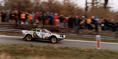 Sandro Munari - Piero Sodano
26º Lombard RAC Rally 1977. Lancia Stratos HF (TO N14328). Clasificado 25º.

Del 20 al 24 de Noviembre, London, York, Inglaterra.
Superficie: tierra - asfalto.

El Rally tenia un total de 3069 km de los que 674.45 km divididos en 69 tramos eran especiales, (2 de ellas fueron canceladas SS54 Cardrona de 9,66 Km y SS56 Elibank de 6,44 Km).

Tomaron la salida 182 equipos, finalizaron 67.@
Palabras clave: Sandro_Munari;Lancia;Stratos;RAC_Rally;Gran_Bretaña;1977;Inglaterra