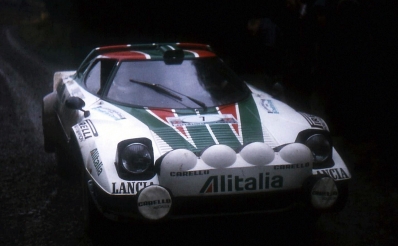 Sandro Munari - Piero Sodano
26º Lombard RAC Rally 1977. Lancia Stratos HF (TO N14328). Clasificado 25º.

Del 20 al 24 de Noviembre, London, York, Inglaterra.
Superficie: tierra - asfalto.

El Rally tenia un total de 3069 km de los que 674.45 km divididos en 69 tramos eran especiales, (2 de ellas fueron canceladas SS54 Cardrona de 9,66 Km y SS56 Elibank de 6,44 Km).

Tomaron la salida 182 equipos, finalizaron 67.@
Palabras clave: Sandro_Munari;Lancia;Stratos;RAC_Rally;Gran_Bretaña;1977;Inglaterra