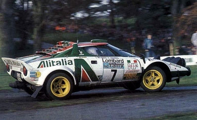 Sandro Munari - Piero Sodano
26º Lombard RAC Rally 1977. Lancia Stratos HF (TO N14328). Clasificado 25º.

Del 20 al 24 de Noviembre, London, York, Inglaterra.
Superficie: tierra - asfalto.

El Rally tenia un total de 3069 km de los que 674.45 km divididos en 69 tramos eran especiales, (2 de ellas fueron canceladas SS54 Cardrona de 9,66 Km y SS56 Elibank de 6,44 Km).

Tomaron la salida 182 equipos, finalizaron 67.@
Palabras clave: Sandro_Munari;Lancia;Stratos;RAC_Rally;Gran_Bretaña;1977;Inglaterra