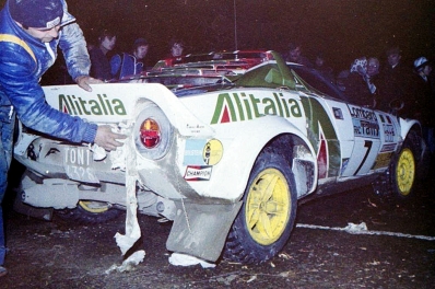Asistencia en el 26º Lombard RAC Rally 1977
En el Lancia Stratos HF (TO N14328) de Sandro Munari - Piero Sodano, clasificado 25º.

Del 20 al 24 de Noviembre, London, York, Inglaterra.
Superficie: tierra - asfalto.

El Rally tenia un total de 3069 km de los que 674.45 km divididos en 69 tramos eran especiales, (2 de ellas fueron canceladas SS54 Cardrona de 9,66 Km y SS56 Elibank de 6,44 Km).

Tomaron la salida 182 equipos, finalizaron 67.@
Palabras clave: Sandro_Munari;Lancia;Stratos;RAC_Rally;Gran_Bretaña;1977;Asistencias;Inglaterra