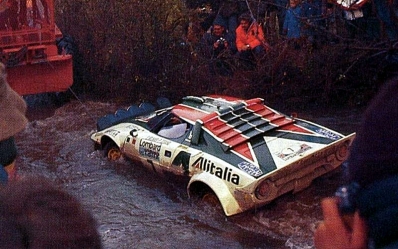 Sandro Munari - Piero Sodano
26º Lombard RAC Rally 1977. Lancia Stratos HF (TO N14328). Clasificado 25º.

Del 20 al 24 de Noviembre, London, York, Inglaterra.
Superficie: tierra - asfalto.

El Rally tenia un total de 3069 km de los que 674.45 km divididos en 69 tramos eran especiales, (2 de ellas fueron canceladas SS54 Cardrona de 9,66 Km y SS56 Elibank de 6,44 Km).

Tomaron la salida 182 equipos, finalizaron 67.@
Palabras clave: Sandro_Munari;Lancia;Stratos;RAC_Rally;Gran_Bretaña;1977;Inglaterra