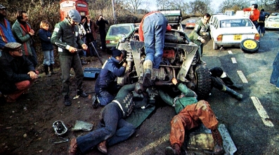 Asistencia en el 26º Lombard RAC Rally 1977
En el Lancia Stratos HF (TO N14328) de Sandro Munari - Piero Sodano, clasificado 25º.

Del 20 al 24 de Noviembre, London, York, Inglaterra.
Superficie: tierra - asfalto.

El Rally tenia un total de 3069 km de los que 674.45 km divididos en 69 tramos eran especiales, (2 de ellas fueron canceladas SS54 Cardrona de 9,66 Km y SS56 Elibank de 6,44 Km).

Tomaron la salida 182 equipos, finalizaron 67.

Foto Belle Epoque da Autospirint n° 49 del 77.
@
Palabras clave: Sandro_Munari;Lancia;Stratos;RAC_Rally;Gran_Bretaña;1977;Asistencias