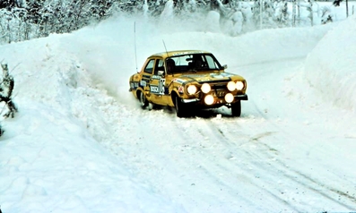 Anders Olsson - Magnus Olsson
27º International Suecia Rally 1977. Ford Escort RS 2000 (HEY 666). Clasificado 32º.

Del 11 al 13 de Febrero, Karlstad.
Superficie: nieve - hielo

El Rally tenia un total de 1522.00 km de los que 736.20 km eran de tramos especiales.

Tomaron la salida 175 equipos, finalizaron 37.@
Palabras clave: Ford;Escort;Suecia;1977;Nieve