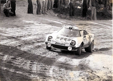 Sandro Munari - Piero Sodano
21º Tour de Corse 1977. Lancia Stratos HF (TO M54374). Abandonó por accidente en SS4 Muratello - Orone 21.60 km.

Del 5 al 6 de Noviembre, Ajaccio, Córcega; Francia.
Superficie: asfalto.

El Rally tenia un total de 1350 km de los que 645.80 km divididos en 13 tramos eran especiales.

1ª ETAPA
SS1 Tavera - Bastelica 17.10 km
SS2 Coti - Chiavari 14.80 km
SS3 Acqua d'Oria - Stiliccione 16.50 km
SS4 Muratello - Orone 21.60 km
SS5 Quenza - Prunelli 131.30 km
SS6 Kamiesh - Zonza 38.50 km
SS7 Olivese - Bains de Guitera 10.10 km
Total etapal 249.90 km

2ª ETAPA
SS8 Palneca - Ghisoni 34.70 km
SS9 St Antoine - Pont St Laurent 97.60 km
SS10 Ponte Nuovo - Teddia 97.40 km
SS11 Talasani - La Porta 24.90 km
SS12 Casta - Pietra Moneta 17.00 km
SS13 Calvi - Vico 124.30 km

Total etapal 395.90 km
Total evento 645.80 km

Se inscribieron 134 equipos, tomaron la salida 120, finalizaron 32.
@
Palabras clave: Sandro_Munari;Piero_Sodano;Lancia;Stratos;Corcega;1977;Corse