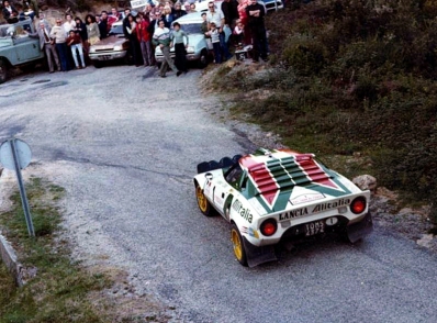 Sandro Munari - Piero Sodano
21º Tour de Corse 1977. Lancia Stratos HF (TO M54374). Abandonó por accidente en SS4 Muratello - Orone 21.60 km.

Del 5 al 6 de Noviembre, Ajaccio, Córcega; Francia.
Superficie: asfalto.

El Rally tenia un total de 1350 km de los que 645.80 km divididos en 13 tramos eran especiales.

1ª ETAPA
SS1 Tavera - Bastelica 17.10 km
SS2 Coti - Chiavari 14.80 km
SS3 Acqua d'Oria - Stiliccione 16.50 km
SS4 Muratello - Orone 21.60 km
SS5 Quenza - Prunelli 131.30 km
SS6 Kamiesh - Zonza 38.50 km
SS7 Olivese - Bains de Guitera 10.10 km
Total etapal 249.90 km

2ª ETAPA
SS8 Palneca - Ghisoni 34.70 km
SS9 St Antoine - Pont St Laurent 97.60 km
SS10 Ponte Nuovo - Teddia 97.40 km
SS11 Talasani - La Porta 24.90 km
SS12 Casta - Pietra Moneta 17.00 km
SS13 Calvi - Vico 124.30 km

Total etapal 395.90 km
Total evento 645.80 km

Se inscribieron 134 equipos, tomaron la salida 120, finalizaron 32.
@
Palabras clave: Sandro_Munari;Piero_Sodano;Lancia;Stratos;Corcega;1977;Corse